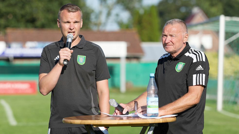 Trainer Jonas Petersen (links) bat im Gespräch mit Heiner Wolthoff (Sportlicher Leiter) die Anhänger um Geduld. Foto: Doden/Emden