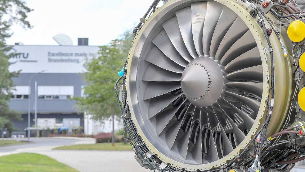 Eine Flugzeugturbine auf dem Gelände eines MTU-Wartungsstandorts in Ludwigsfelde (Brandenburg). Die Wartung ist eine Haupteinnahmequelle des Dax-Konzerns. (Archiv) Foto: Patrick Pleul