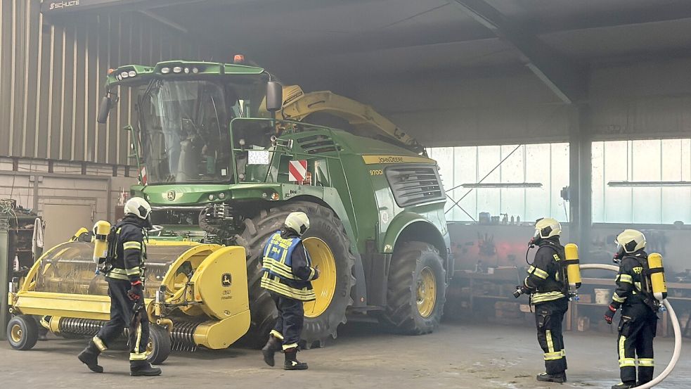 Atemschutzgeräteträger der Feuerwehr gingen mit einem Strahlrohr zur Brandbekämpfung vor. Foto: Sönke Geiken/Stadtfeuerwehr Aurich