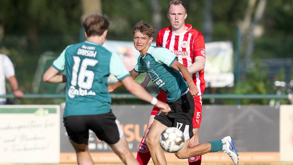 Großefehns Kapitän Ralf Aden (hinten) und Firrels Neuzugang Sönke Kroon (vor ihm) trafen schon im Finale des Saris-Cups in Holtland aufeinander. Firrel gewann mit 3:0. Zweieinhalb Wochen späten treffen beide Teams zum Bezirksliga-Start aufeinander. Fotos: Jens Doden, Emden