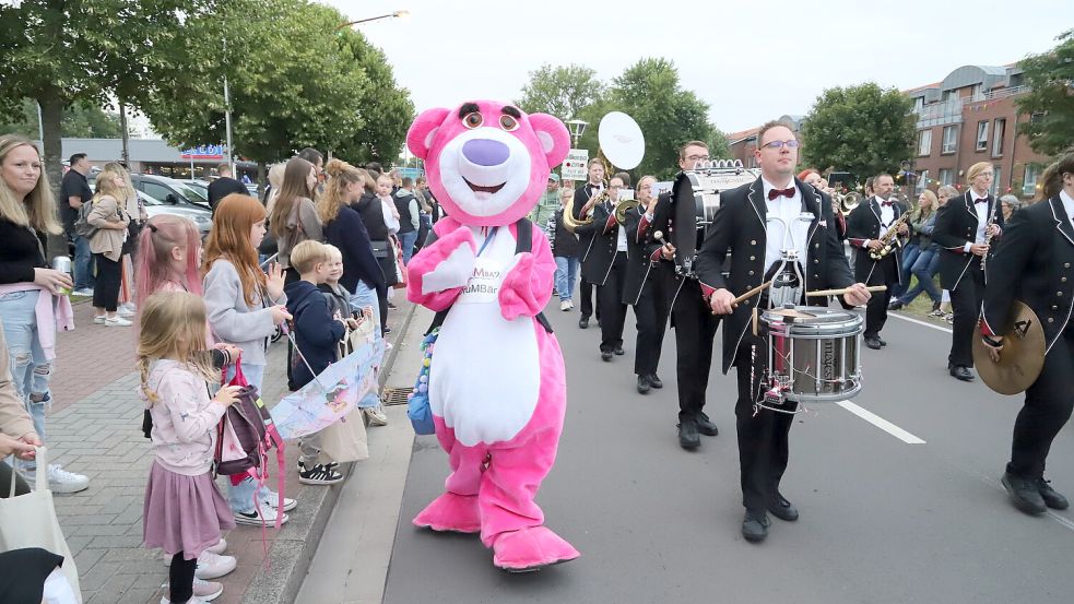 Jede Menge Musik und gute Laune gibt es an diesem Freitag beim großen Umzug zum Start des Laternenfestes in Augustfehn. Zahlreiche Fußgruppen und dutzende Wagen werden wieder erwartet. Foto: Carmen Leonhard/Archiv