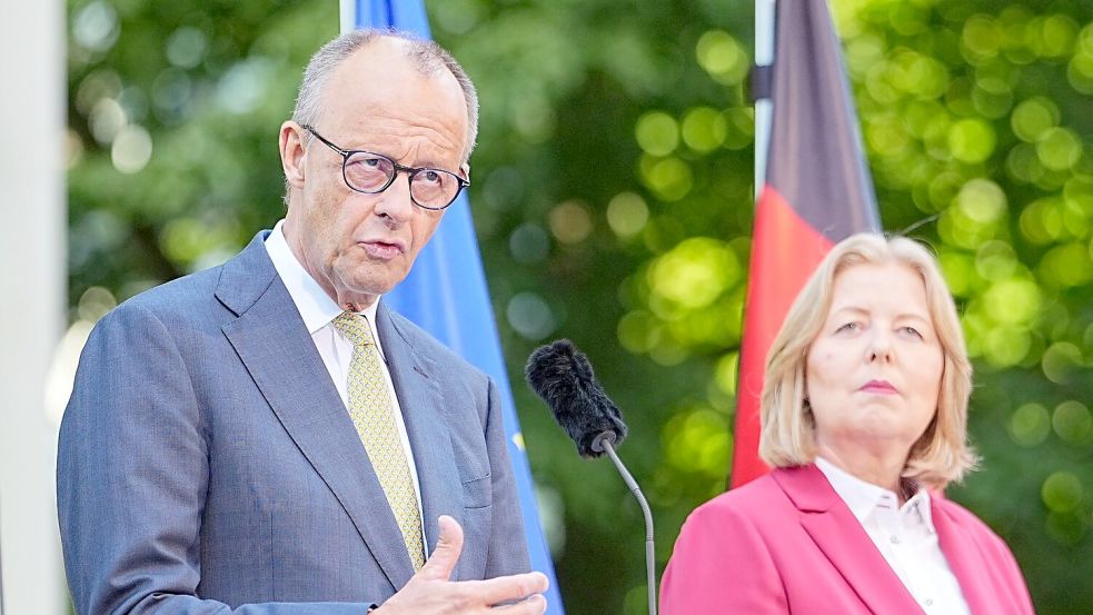 Kanzler Merz und Arbeitsministerin Bas wollen das Rentenreformpaket zügig umsetzen. (Archivbild) Foto: Michael Kappeler/dpa
