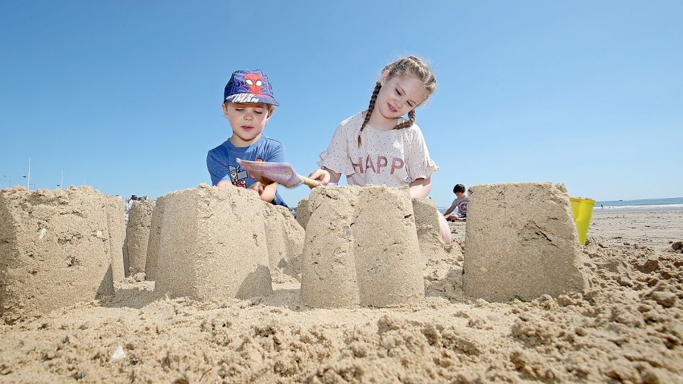Ein Sandburgenbau-Wettbewerb ist am Freitag in Bensersiel. Mitmachen können Familien. Symbolfoto: Danny Lawson/PA Wire/dpa