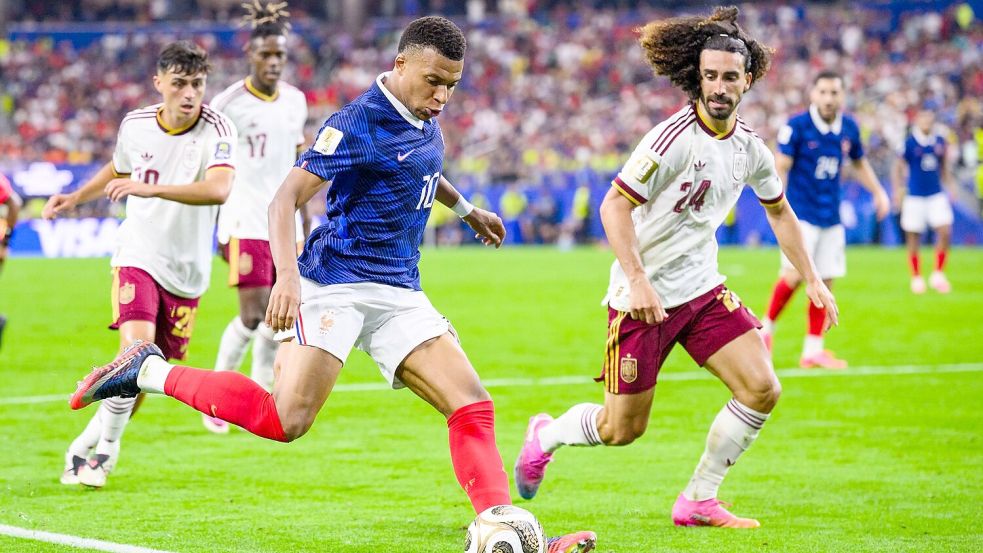 Bei einem Boykott müsste die WM ohne Frankreichs Mbappé (l) und Spaniens Weltmeister Cucurella steigen. (Archivbild) Foto: Tom Weller