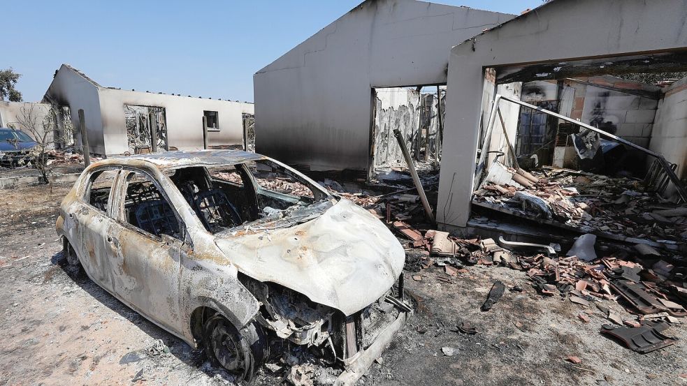 Ein ausgebranntes Auto und ein niedergebranntes Haus, nachdem in dem Dorf Le Porge Waldbrände gewütet haben. Foto: dpa/AP/Baz Ratner