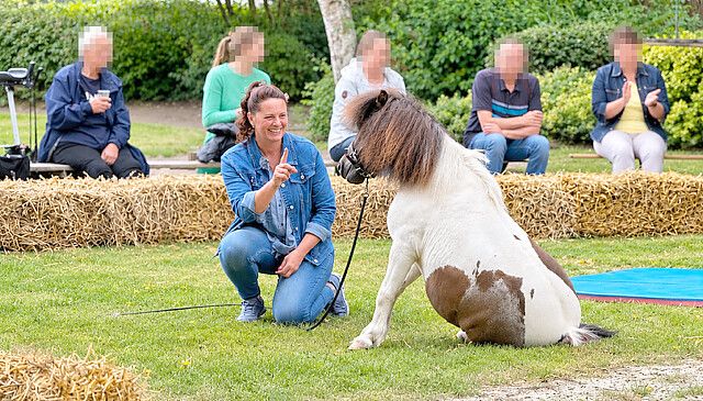 Heidi Gohlke und Dandy bei ihrem Besuch im Johann-Christian-Reil-Haus in Norden. Foto: privat