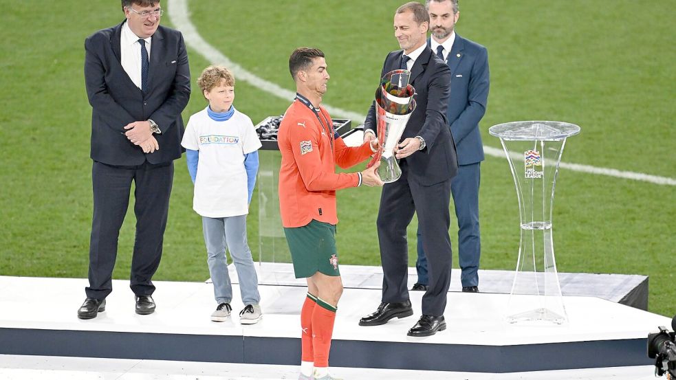 Ceferin überreicht Ronaldo die Nations-League-Trophäe. (Archivbild) Foto: Sven Hoppe