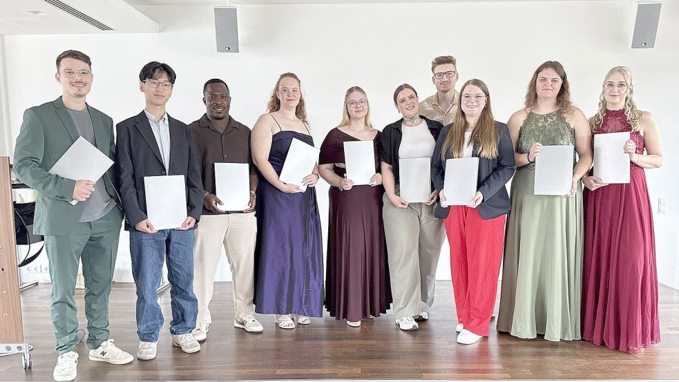 Die neuen Pflegefachkräfte aus dem Landkreis Leer freuen sich über ihre Examenszeugnisse. Foto: privat