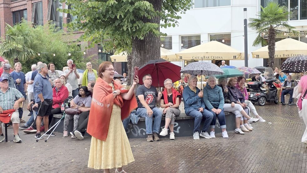Trotz Regens kamen viele Zuschauer zum zweiten Denkmal-Konzert. Foto: Bodo Wolters