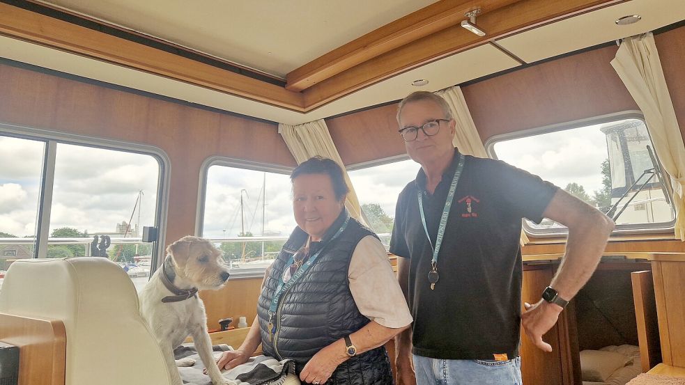 Irene und Winfried Wistuba haben ihr schwimmendes Feriendomizil immer dabei. Von Weener aus steuern sie gerne die Inseln an oder schippern über die Fehnkanäle. Foto: Tatjana Gettkowski
