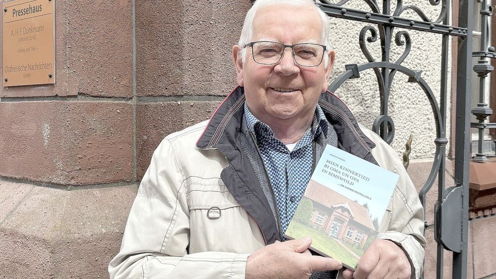 Andreas Gerdes hat sein drittes Buch seinen Kinderjahren in Simonswolde gewidmet. Foto: Karin Böhmer