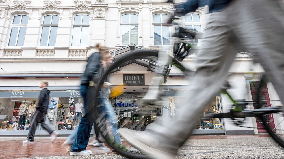 Manchmal spielt der Zufall unserem Fotografen in die Hände – wie hier, als der Radfahrer vor seiner Linse auftauchte. Foto: Klaus Ortgies