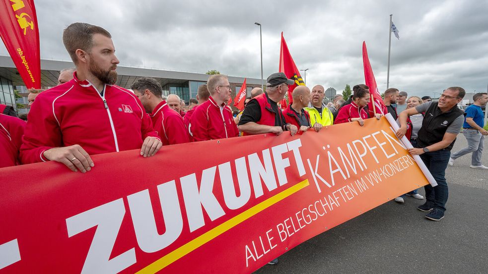 Momentaufnahme vom Protest der VW-Werker in Emden. Foto: Klaus Ortgies