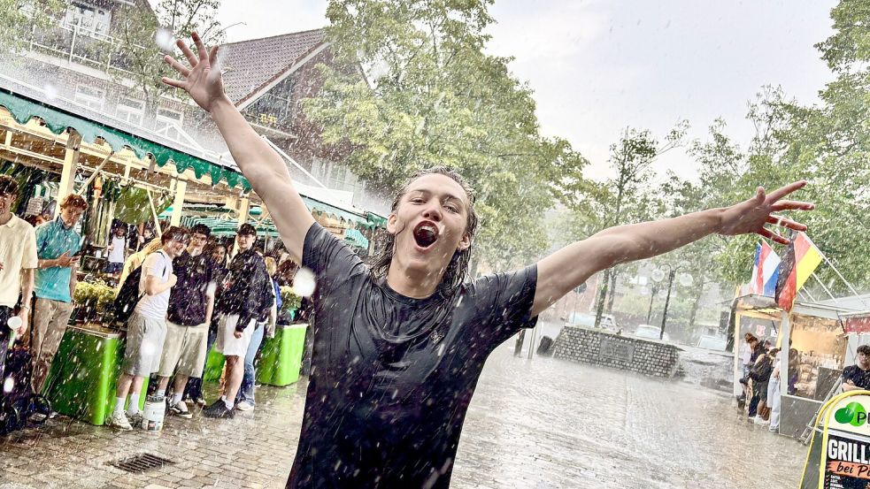 Ein Bild voller Lebensfreude – trotz des Regens. Aufgenommen wurde es bei der School’s-out-Party auf dem Ernst-Reuter-Platz in Leer. Foto: Klaus Ortgies