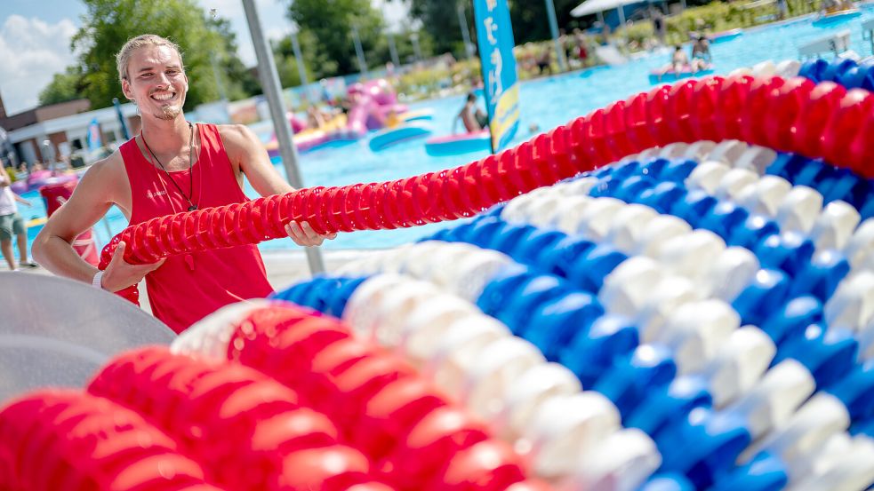 Termin im Freibad Borssum: Diese Knallfarben am Beckenrand wollte Klaus Ortgies unbedingt auf einem Foto haben – mit Hilfe von Henri Franke hat es geklappt. Foto: Klaus Ortgies
