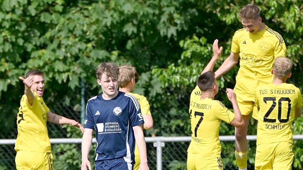 Der TuS Strudden stand am letzten Ostfrieslandliga-Spieltag schon mit einem Bein in der Bezirksliga, führte im entscheidenden Spiel gegen den direkten Aufstiegskonkurrenten Riepe mit 2:0. Doch die Riepster drehten die Partie, gewannen mit 3:2 und stiegen auf. Foto: Jens Doden, Blomberg.
