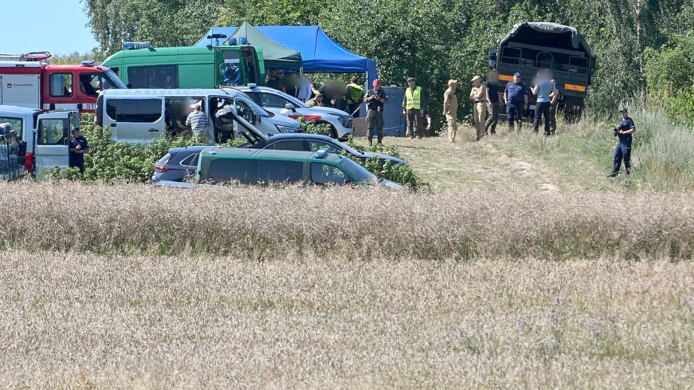 Polnische Einsatzkräfte in der Nähe des Ortes, wo ein Flugobjekt eingeschlagen ist. (Foto aktuell) Foto: Wojtek Jargilo