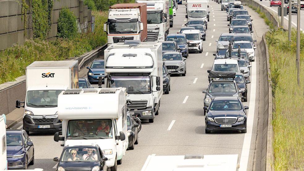 Schleppender Verkehr auf der A1 bei Hamburg Foto: Ulrich Perrey