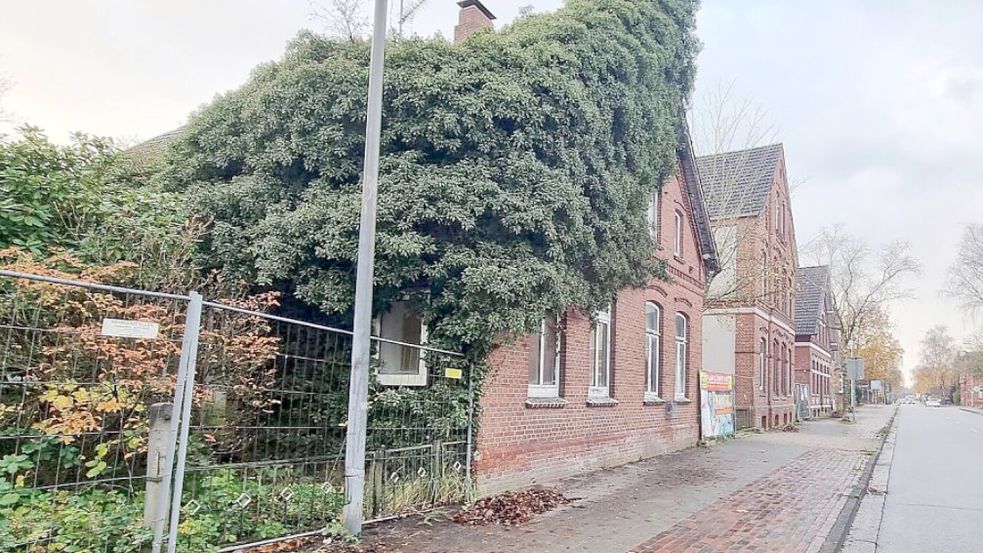 Über die alten Häuser an der Ubbo-Emmius-Straße ist schon viel diskutiert worden – das vordere Gebäude auf dem Archivbild steht schon nicht mehr. Was mit denen dahinter geschieht, ist offen. Foto: Bodo Wolters/Archiv