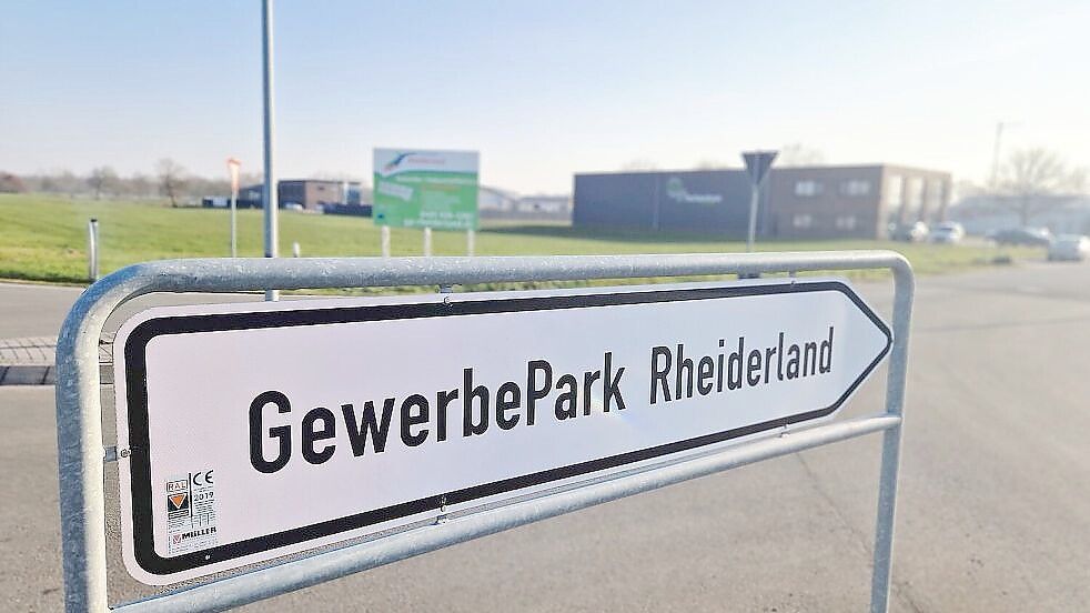 Die Betriebe im Gewerbepark Rheiderland müssen sich in den kommenden Tagen auf nicht unerhebliche Einschränkungen wegen Straßensanierungsarbeiten auf der K 27 einstellen. Foto: Tatjana Gettkowski