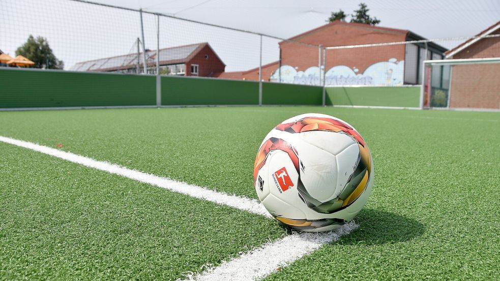 Das textile Ballfangnetz des Osteeler Soccer-Courts soll durch eine massive Umzäunung ersetzt werden. Foto: Thomas Dirks