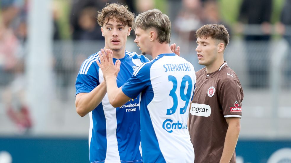 Ole Kühling (links) und Nick Stepantsev starten am Samstag mit Kickers Emden in die neue Regionalliga-Saison. Foto: Jens Doden/Emden