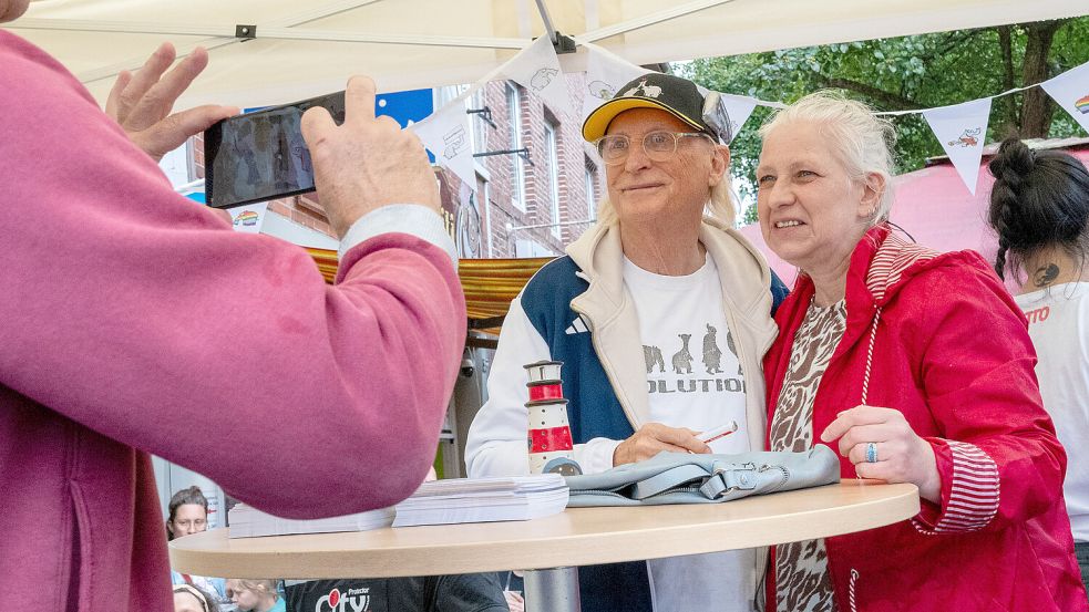 Gudrun Aschhoff, die um 4.20 Uhr in der Warteschlange stand, bei einem Foto mit Otto. Foto: Klaus Ortgies