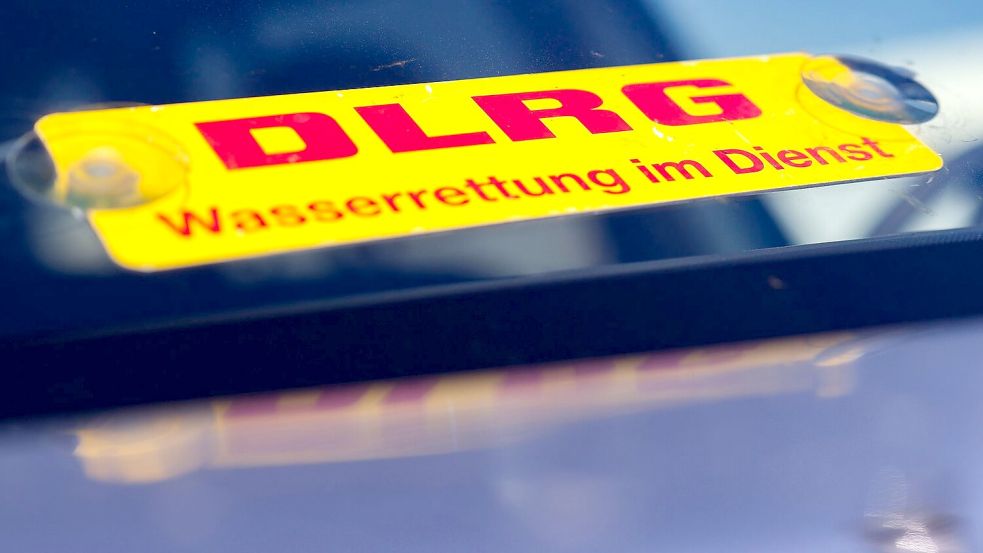Im Einsatz waren Feuerwehr, DLRG und die Polizei. Symbolfoto: Christoph Reichwein/dpa
