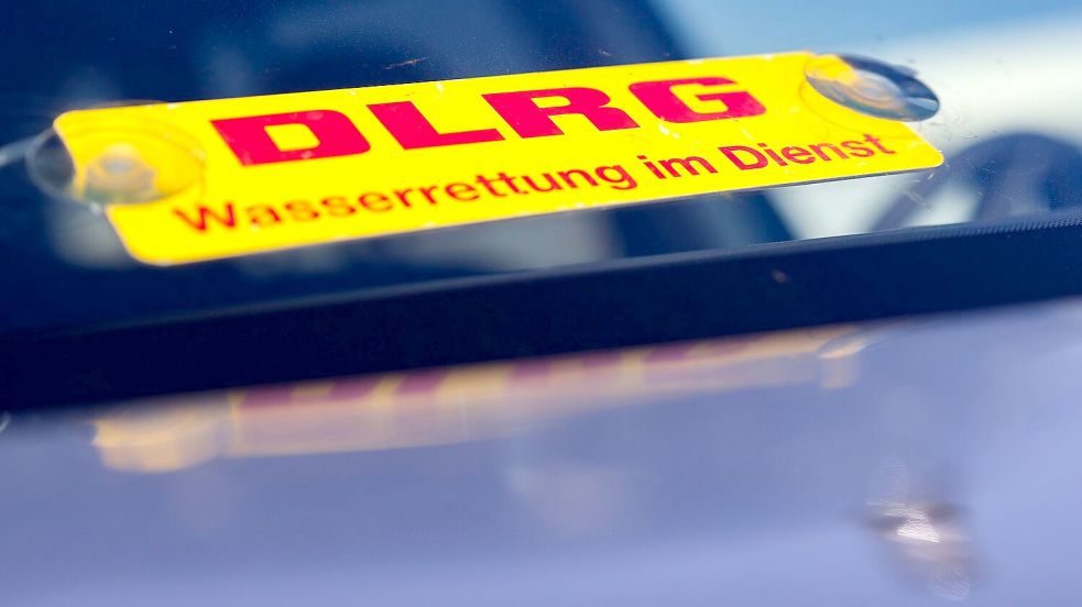 Im Einsatz waren Feuerwehr, DLRG und die Polizei. Symbolfoto: Christoph Reichwein/dpa