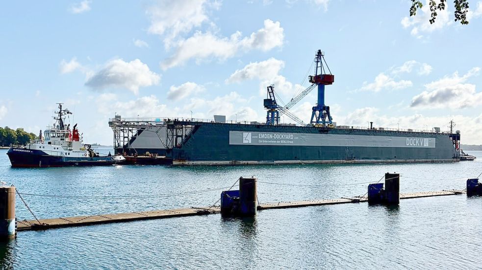 Das Schwimmdock für die Emder Werft und Dock (EWD) GmbH wurde innerhalb von zwei Tagen von Kiel nach Emden gebracht. Auf dem Foto ist es kurz vor der Einfahrt in den Nord-Ostsee-Kanal zu sehen. Foto: Frank Behling