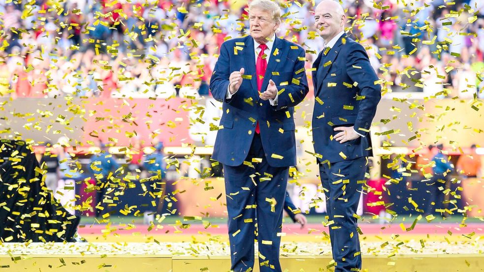 Während der WM hatten Donald Trump (l) und Gianni Infantino richtig viel Spaß zusammen. (Archivbild) Foto: Tom Weller/dpa