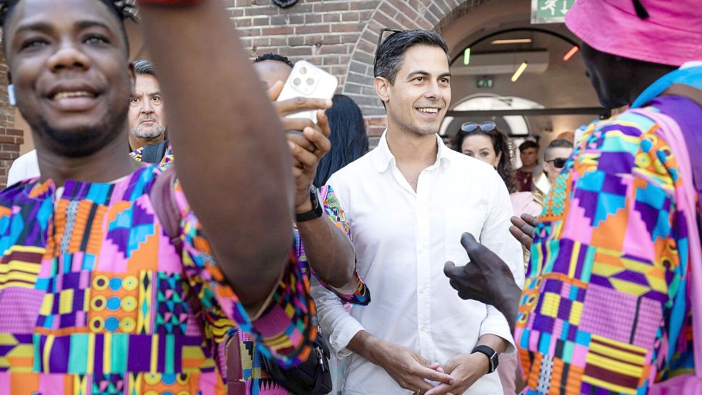Der niederländische Ministerpräsident Rob Jetten bei der Canal Parade in Amsterdam. Foto: Ramon Van Flymen