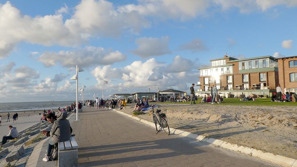 Am Strand unterhalb der „Milchbar“ auf Norderney wurde der tote Schweinswal entdeckt. Foto: Archiv