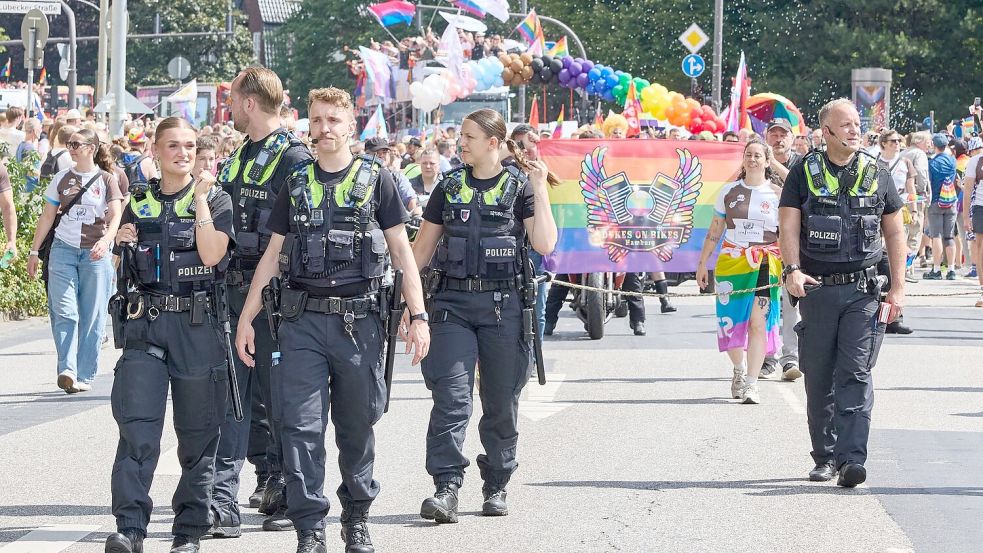 Die Hamburger Polizei spricht von einer friedlichen und ausgelassenen Stimmung bei der Demonstration zum Christopher Street Day. Foto: Georg Wendt