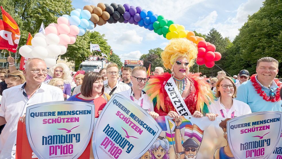 An der Demonstration beteiligen sich auch Politiker von SPD und Grünen. Foto: Georg Wendt