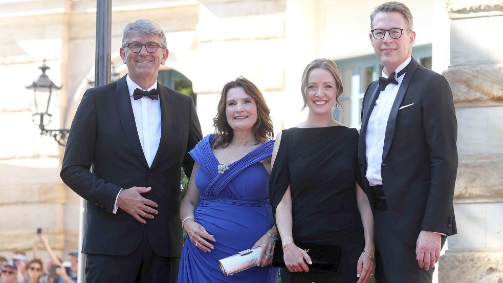 Auf dem roten Teppich: Kulturstaatsminister Weimer, seine Frau Christiane, Bayerns Kunstminister Markus Blume und seine Frau Aurelia (v. l.). (Archivbild) Foto: Karl-Josef Hildenbrand/dpa