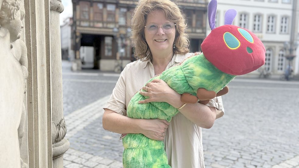 Aufs Fotoshooting vorbereitet: Gerstenberg-Geschäftsführerin Daniela Filthaut mit „Raupe Nimmersatt“ auf dem Hildesheimer Marktplatz Foto: Philipp Ebert