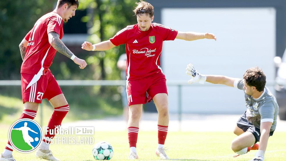 Der TuS Pewsums hat zum Landesliga-Start ein Heimspiel gegen den VfL Wildeshausen. Stürmer-Neuzugang Leon Zimmermann (links) gibt nach drei Toren im Bezirkspokal gegen Leezdorf nun sein Ligadebüt für den TuS Pewsum. Foto: Jens Doden, Emden