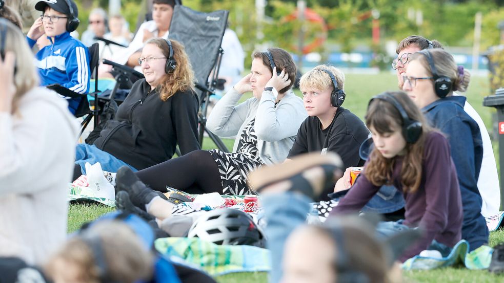 Kino unter freiem Himmel: Im Freibad Borssum erlebten die Besucher einen besonderen Sommerabend. Foto: Jens Doden