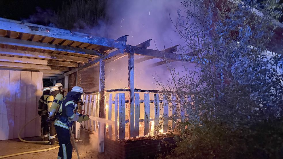 In der Nacht zu Sonntag geriet eine Terrassenüberdachung in Norden in Brand. Foto: Feuerwehr Norden/Thomas Weege