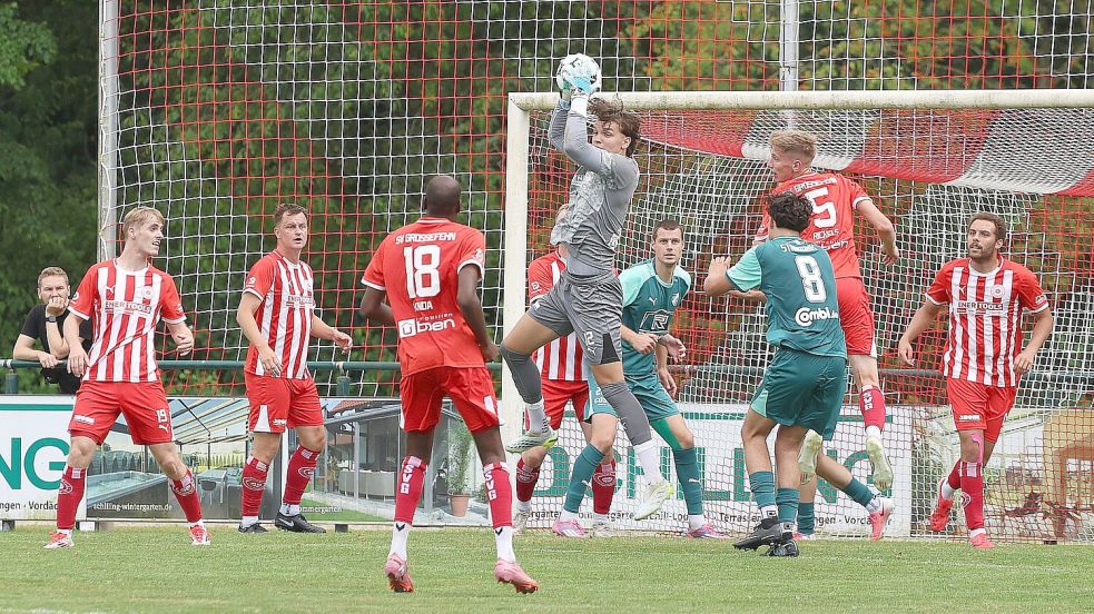 Viel Betrieb herrschte in und vor den Strafräumen von Großefehn und Firrel. In dieser Szene fing Großefehns Torwart Len Holzhausen den Ball. Foto: Wilfried Gronewold