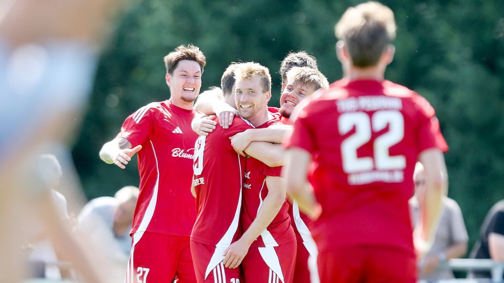 Viel zu feiern hatte der TuS Pewsum zum Landesliga-Start gegen Wildeshausen. Mit einem 4:1-Heimsieg gelangen Heiko Visser (Mitte) und Co. ein Strat nach Maß. Foto: Jens Doden/ Emden