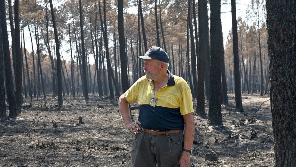 Monchaux kämpft mit anderen auch selbst gegen neu ausbrechende Feuer. Foto: Katharina Kausche
