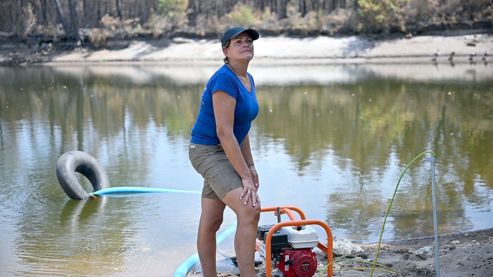 Maud hilft Freiwilligen, ihre Wassertanks zu befüllen. Foto: Katharina Kausche