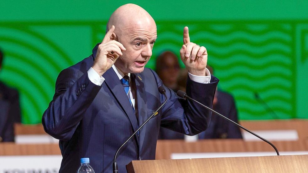 Gianni Infantino vor drei Jahren in Kigali: Da wurde er als FIFA-Boss wiedergewählt. (Archivbild) Foto: Uncredited/AP/dpa