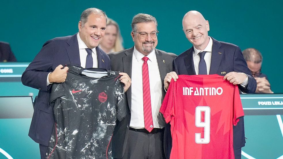 Victor Montagliani (l) posierte beim letzten FIFA-Kongress noch mit Gianni Infantino (r). (Archivbild) Foto: Darryl Dyck