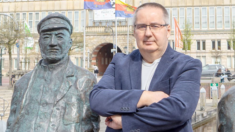 Achim Fischer (AfD), hier am Delftspucker-Denkmal, will Oberbürgermeister von Emden werden. Foto: privat