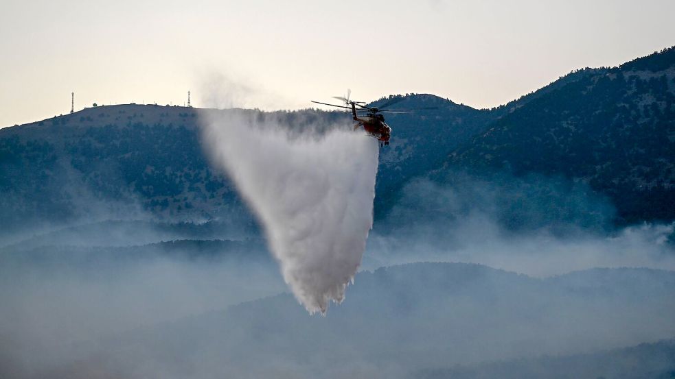 In Griechenland sind bislang fünf Feuerwehrleute bei den Bränden ums Leben gekommen. Foto: Michael Varaklas