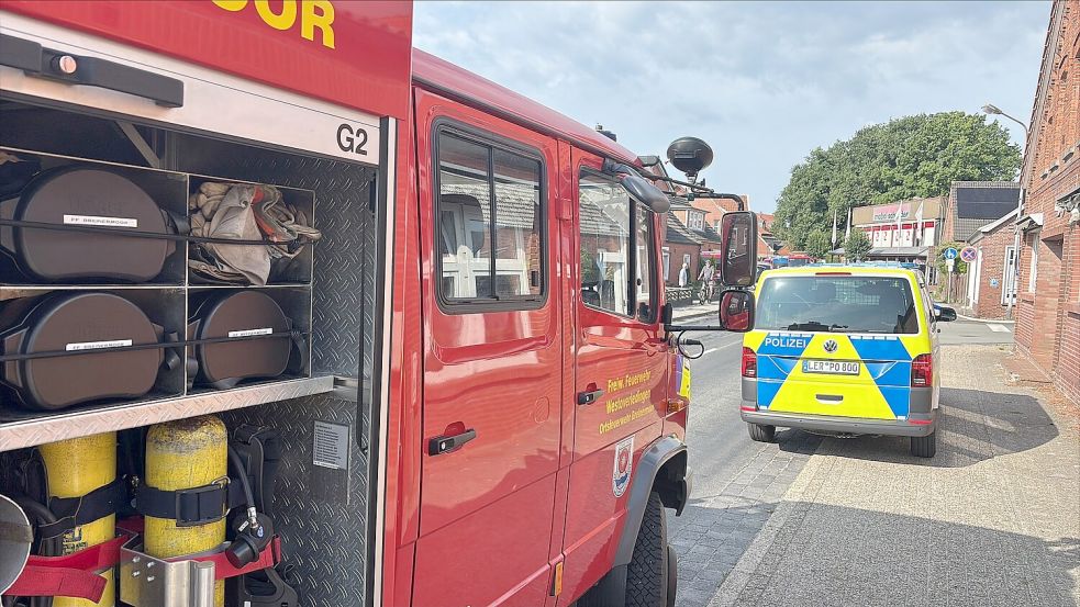 Zahlreiche Feuerwehren sind am Montagmorgen nach Ihrhove ausgerückt. Foto: Carsten Ammermann