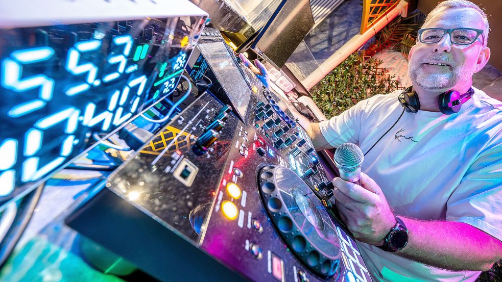 Seit mehr als 30 Jahren steht der Krummhörner Stefan Itjes als DJ am Pult – und erlebt den Wandel der Partyszene aus nächster Nähe. Fotos: Klaus Ortgies
